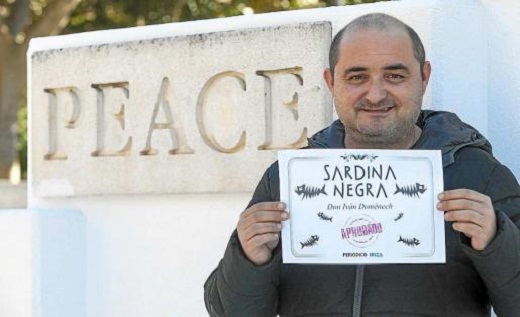 En su lugar preferido. Iván Doménech posó con el cartel de Sardinas Negras en la misma fuente del Parque de la Paz donde se fotografió para la portada de su tercer y último disco. Foto: DANI ESPINOSA